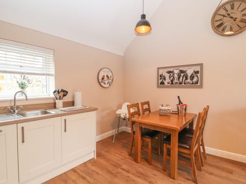 Cottage | Private kitchen | Dishwasher, cookware/dishes/utensils