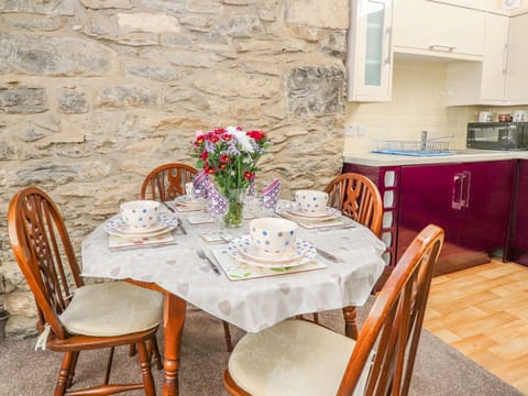 Cottage | Private kitchen | Fridge, stovetop, cookware/dishes/utensils