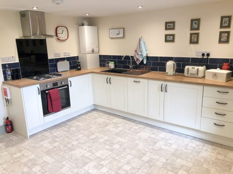 Cottage | Private kitchen | Dishwasher, cookware/dishes/utensils