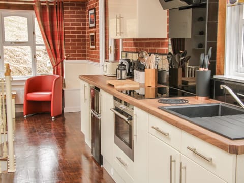 Cottage | Private kitchen | Microwave, stovetop, electric kettle, toaster
