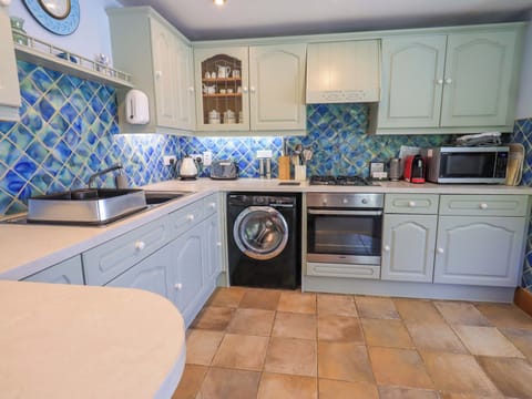 Cottage | Private kitchen | Dishwasher, cookware/dishes/utensils