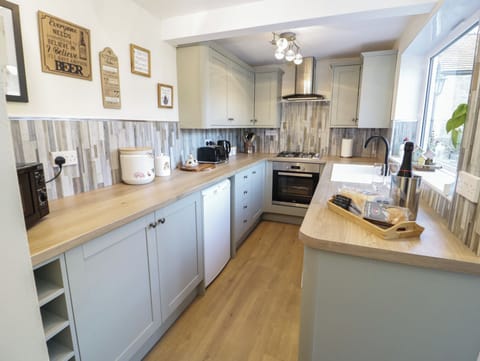 Cottage | Private kitchen | Fridge, microwave, stovetop, dishwasher