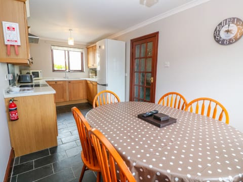 Cottage | Private kitchen | Microwave, stovetop, dishwasher, electric kettle