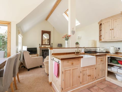 Cottage | Private kitchen | Dishwasher, electric kettle, toaster, cookware/dishes/utensils