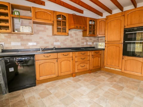 Cottage | Private kitchen | Microwave, stovetop, dishwasher, electric kettle