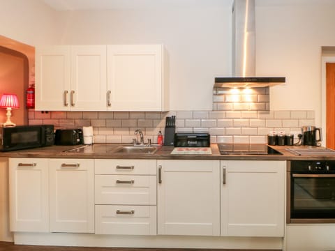 Cottage | Private kitchen | Fridge, microwave, stovetop, dishwasher