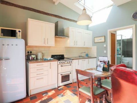 Cottage | Private kitchen | Microwave, dishwasher, electric kettle, toaster