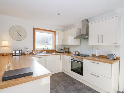 Cottage | Private kitchen | Dishwasher, cookware/dishes/utensils