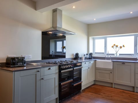 Cottage | Private kitchen | Fridge, microwave, stovetop, dishwasher