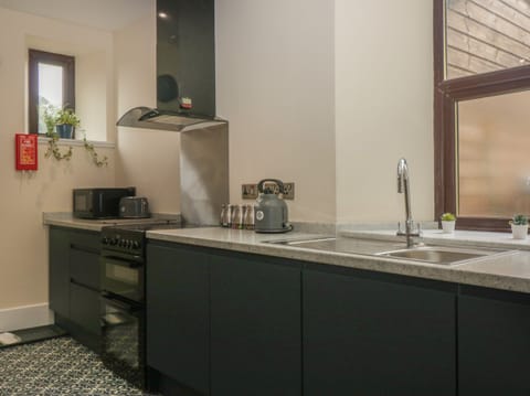 Cottage | Private kitchen | Oven, stovetop, coffee/tea maker, electric kettle