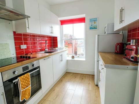 Cottage | Private kitchen | Microwave, stovetop, dishwasher, cookware/dishes/utensils