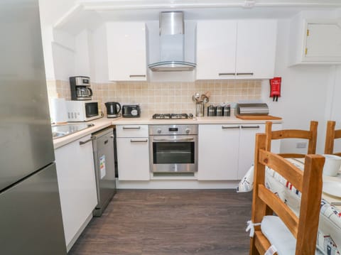 Cottage | Private kitchen | Dishwasher, electric kettle, toaster, cookware/dishes/utensils