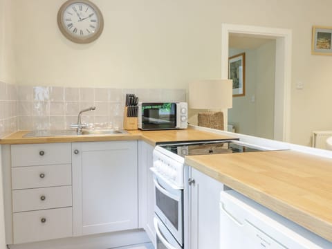 Cottage | Private kitchen | Fridge, microwave, stovetop, cookware/dishes/utensils