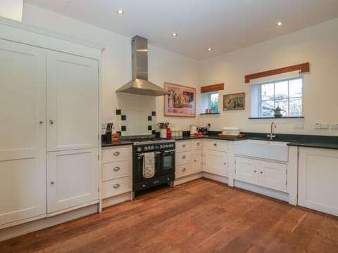 Cottage | Private kitchen | Dishwasher, cookware/dishes/utensils