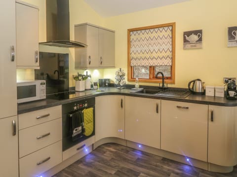 Cottage | Private kitchen | Microwave, oven, stovetop, dishwasher