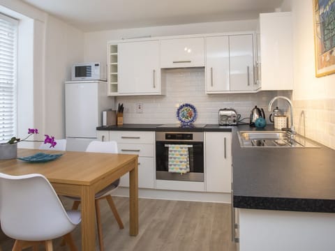 Cottage | Private kitchen | Dishwasher, highchair, cookware/dishes/utensils