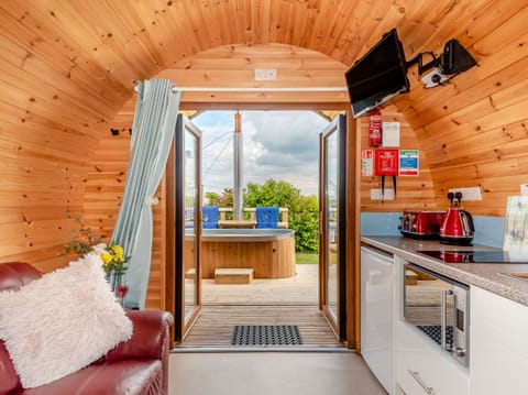 Cottage | Private kitchen | Oven, stovetop, electric kettle, toaster