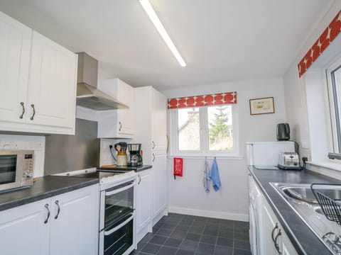 Cottage | Private kitchen | Microwave, stovetop, electric kettle, toaster