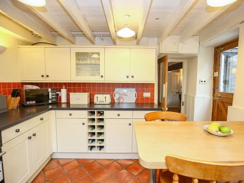 Cottage | Private kitchen | Fridge, oven, stovetop, dishwasher