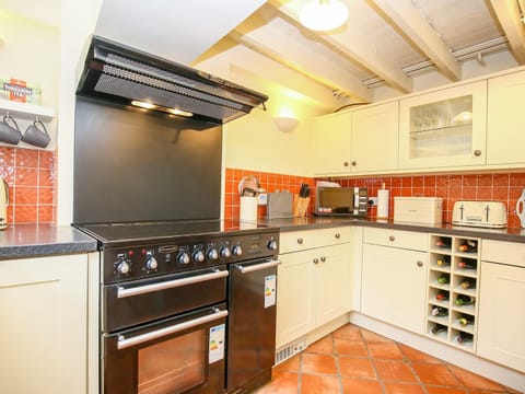 Cottage | Private kitchen | Fridge, oven, stovetop, dishwasher