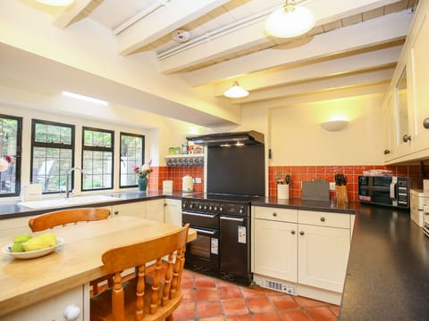 Cottage | Private kitchen | Fridge, oven, stovetop, dishwasher