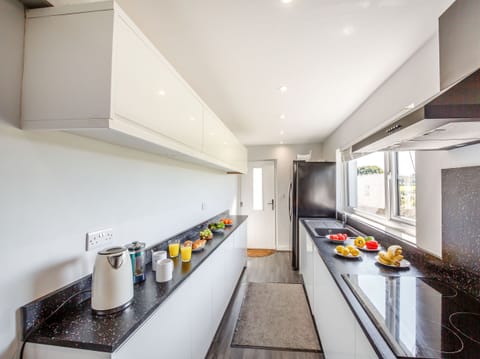 Cottage | Private kitchen | Fridge, stovetop, dishwasher, electric kettle