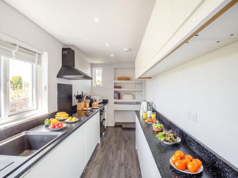 Cottage | Private kitchen | Fridge, stovetop, dishwasher, electric kettle