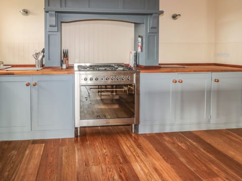 Cottage | Private kitchen | Dishwasher, highchair, cookware/dishes/utensils