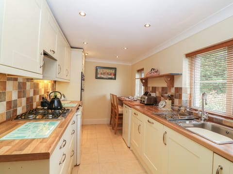 Cottage | Private kitchen | Fridge, microwave, stovetop, dishwasher