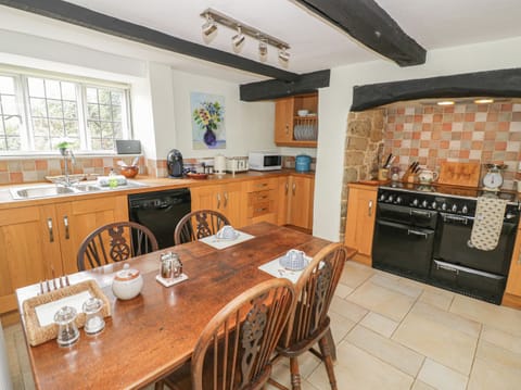 Cottage | Private kitchen | Microwave, stovetop, dishwasher, cookware/dishes/utensils