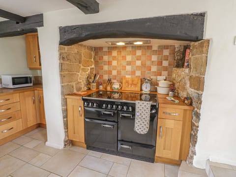 Cottage | Private kitchen | Microwave, stovetop, dishwasher, cookware/dishes/utensils