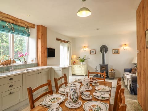 Cottage | Private kitchen | Fridge, microwave, stovetop, cookware/dishes/utensils
