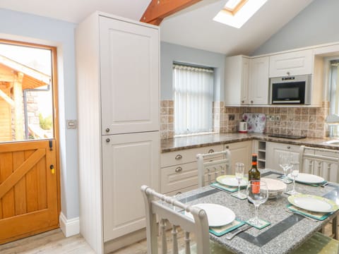 Cottage | Private kitchen | Fridge, dishwasher, cookware/dishes/utensils