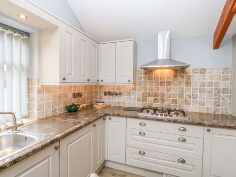 Cottage | Private kitchen | Fridge, dishwasher, cookware/dishes/utensils