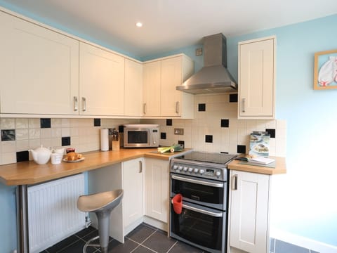 Cottage | Private kitchen | Microwave, dishwasher, electric kettle, toaster