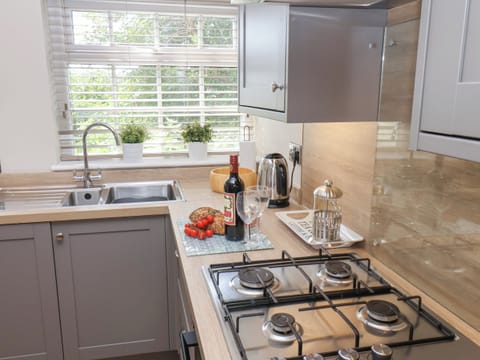 Cottage | Private kitchen | Dishwasher, highchair, cookware/dishes/utensils