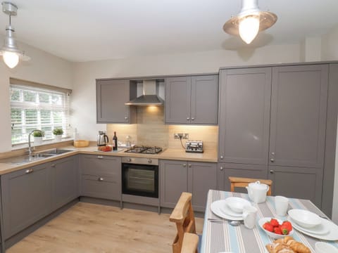 Cottage | Private kitchen | Dishwasher, highchair, cookware/dishes/utensils