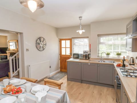 Cottage | Private kitchen | Dishwasher, highchair, cookware/dishes/utensils