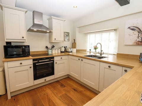 Cottage | Private kitchen | Fridge, microwave, dishwasher, electric kettle