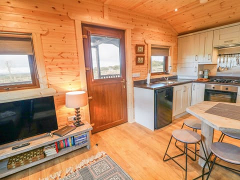 Cottage | Private kitchen | Fridge, cookware/dishes/utensils