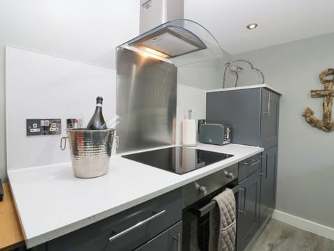 Cottage | Private kitchen | Dishwasher, cookware/dishes/utensils