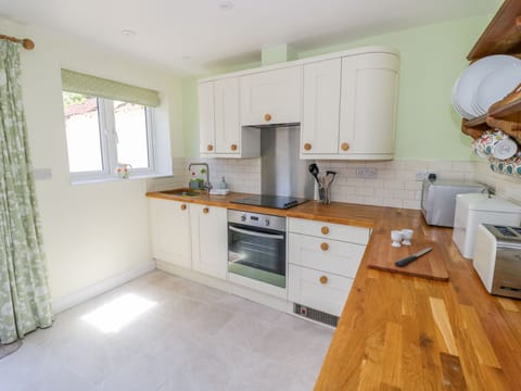 Cottage | Private kitchen | Dishwasher, cookware/dishes/utensils