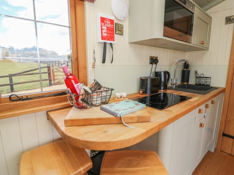 Cottage | Private kitchen | Fridge, microwave, stovetop, cookware/dishes/utensils