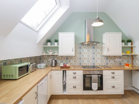 Cottage | Private kitchen | Fridge, microwave, stovetop, dishwasher