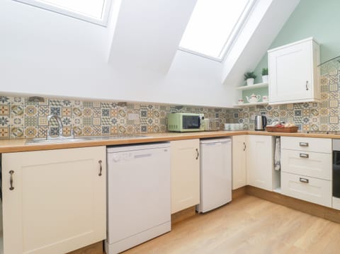 Cottage | Private kitchen | Fridge, microwave, stovetop, dishwasher