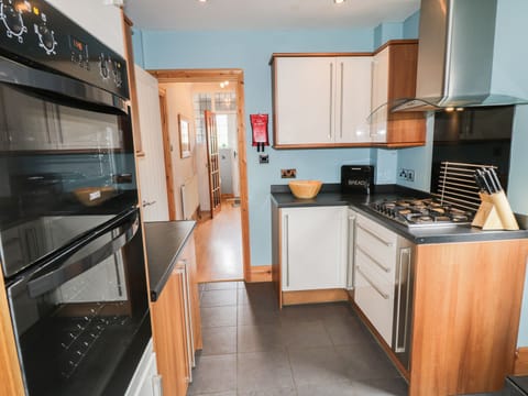 Cottage | Private kitchen | Dishwasher, cookware/dishes/utensils