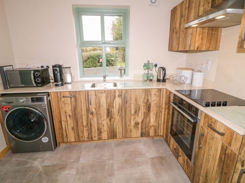 Cottage | Private kitchen | Fridge, microwave, dishwasher, highchair