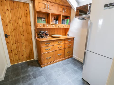 Cottage | Private kitchen | Microwave, dishwasher, highchair, cookware/dishes/utensils