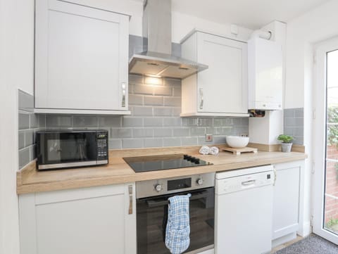 Cottage | Private kitchen | Fridge, dishwasher, electric kettle, toaster