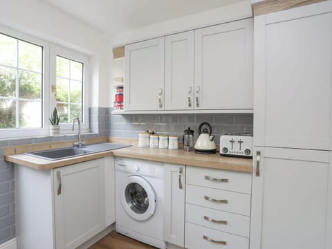 Cottage | Private kitchen | Fridge, dishwasher, electric kettle, toaster